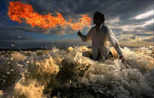 [Imagen: hombre-en-la-playa-soplando-fuego.gif?w=640&h=404]